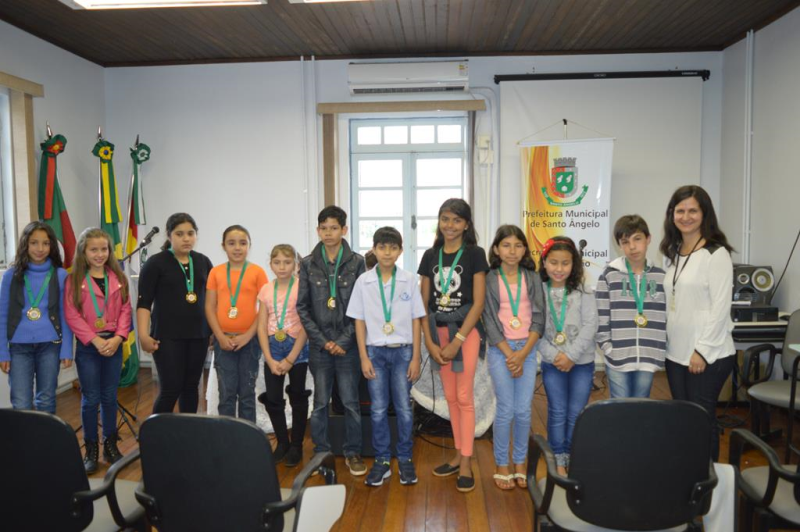 Vencedores do 3º Soletra Santo Ângelo são premiados com notebook